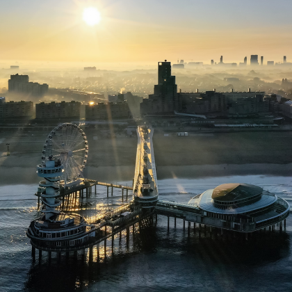 Dronefoto over Scheveningen bij zonsopkomst