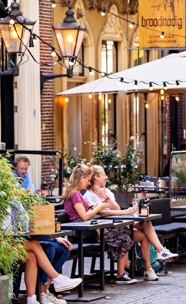 Bezoekers op terras aan de Mariaplaats Utrecht