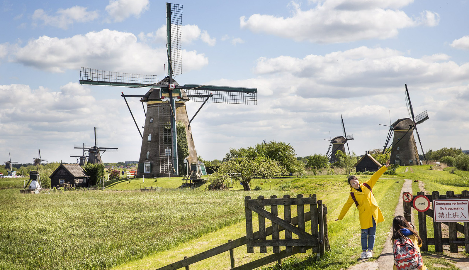 Kinderdijk met toeristen die foto's maken Kinderdijk met toeristen die foto's maken