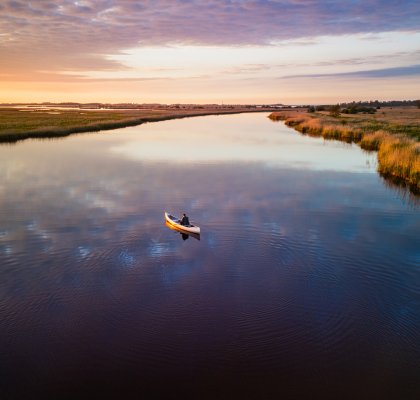 Kano bij avondlicht in Nationaal Park Lauwersmeer