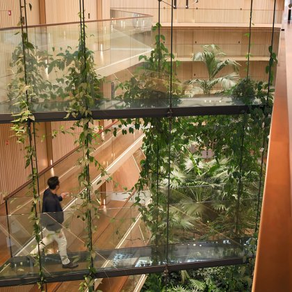 Loopbrug in duurzaam hotel Jakarta