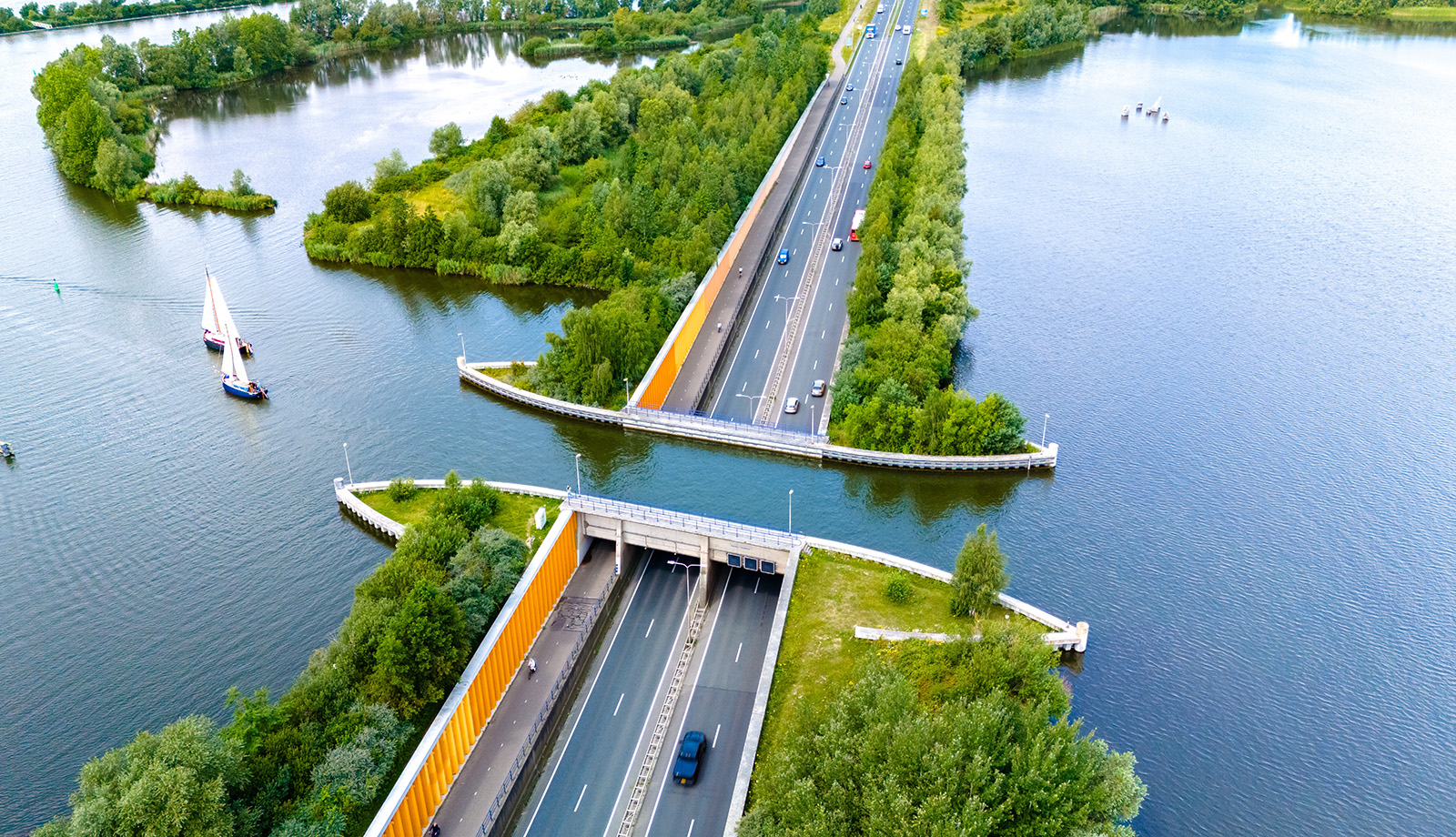 Veluwemeer Aquaduct, snelweg loopt onder het water Veluwemeer Aquaduct, snelweg loopt onder het water