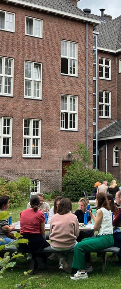 NBTC ALL brainstorm in de binnentuin