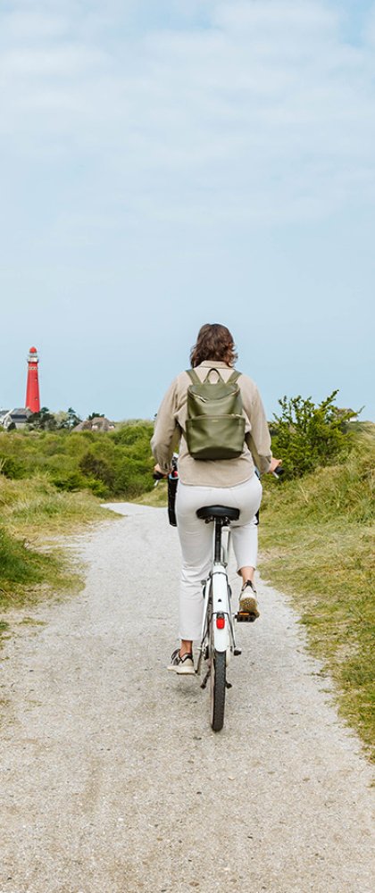Dame op de fiets op Schiermonnikoog Friesland vuurtoren