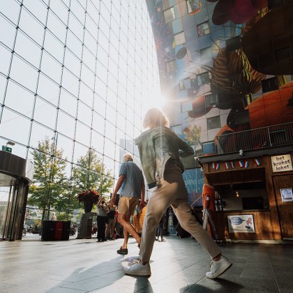 Dame loopt in Markthal Rotterdam