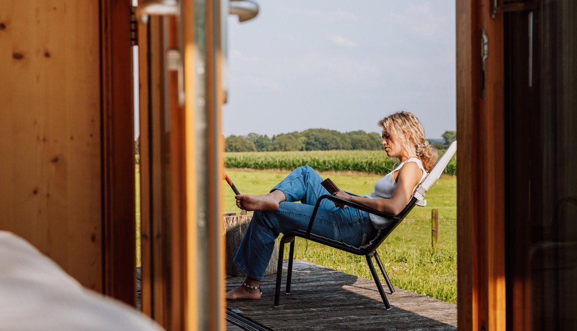 Dame leest ereader bij agrotoerisme Landschapkamer Nutter Drostes in Twente Dame leest ereader bij agrotoerisme Landschapkamer Nutter Drostes in Twente