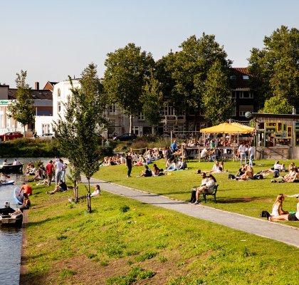 Zonnige dag aan de Singel in Utrecht