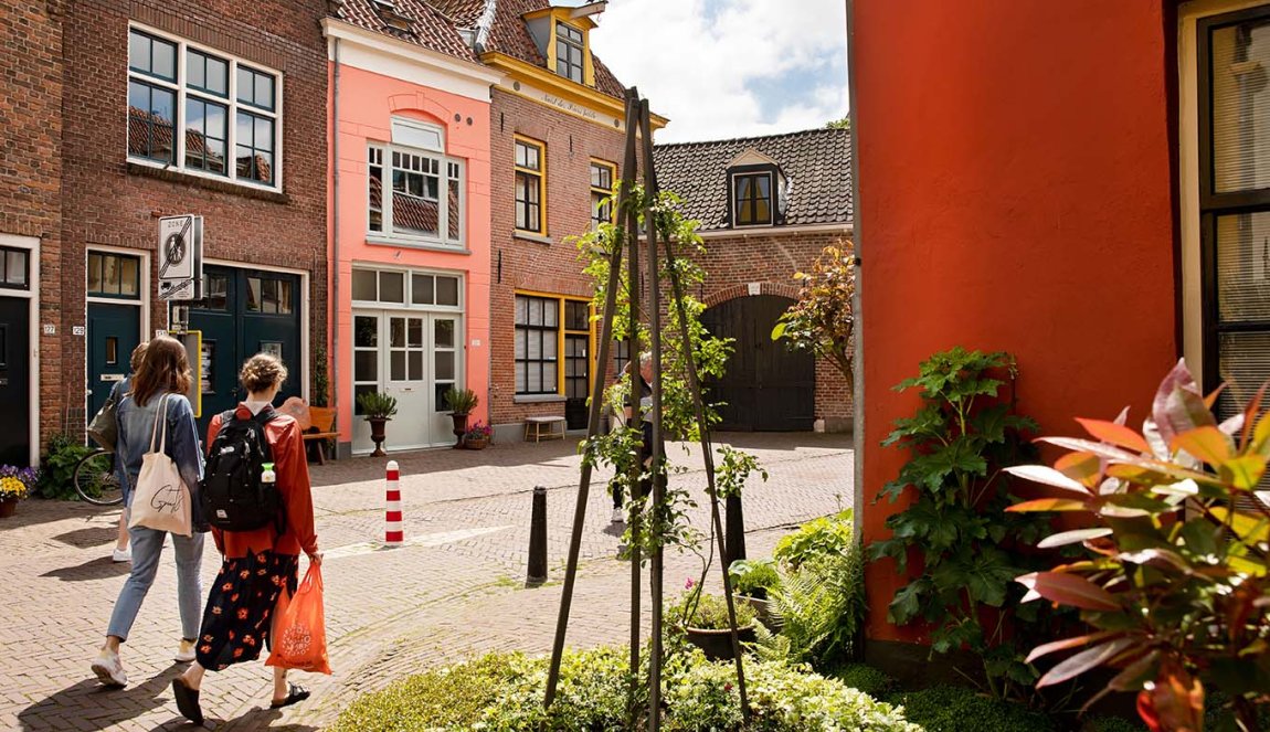 Bergkwartier Deventer dames bekijken de stad