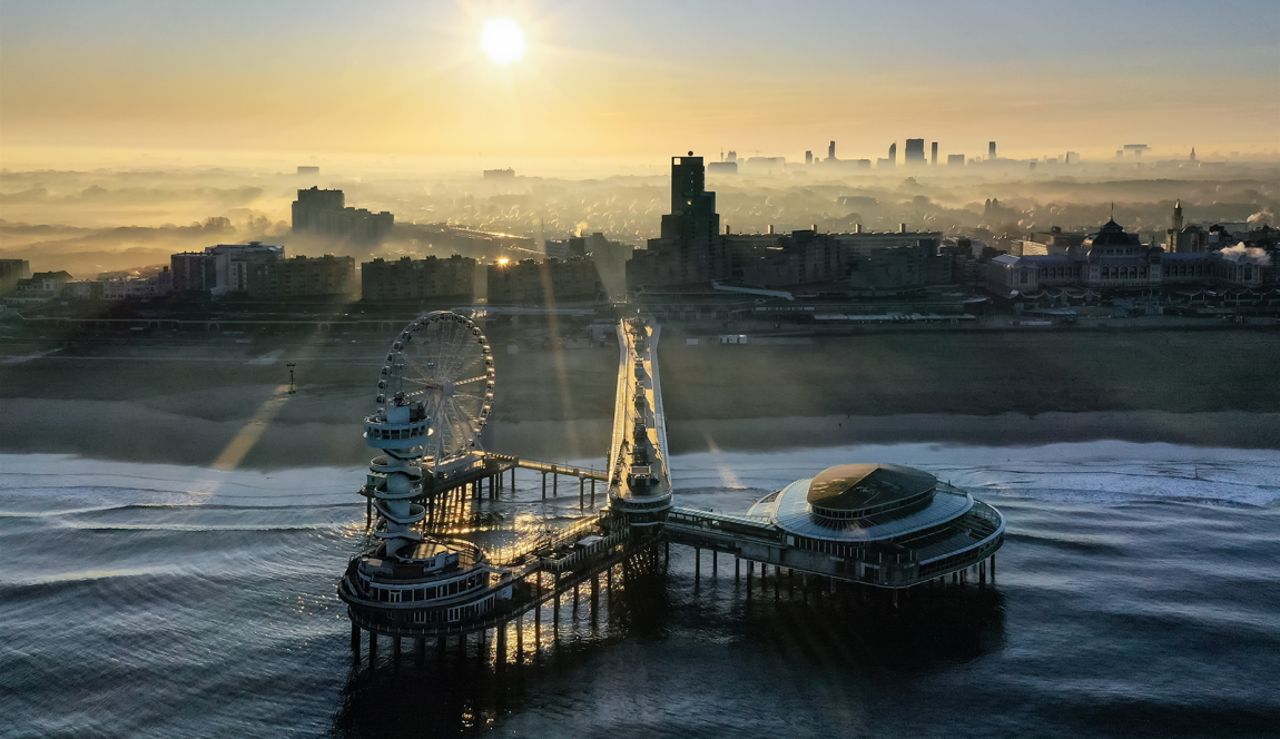 Dronefoto over Scheveningen bij zonsopkomst