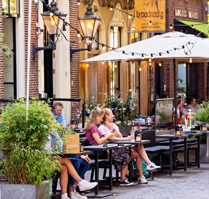 Bezoekers op terras aan de Mariaplaats Utrecht