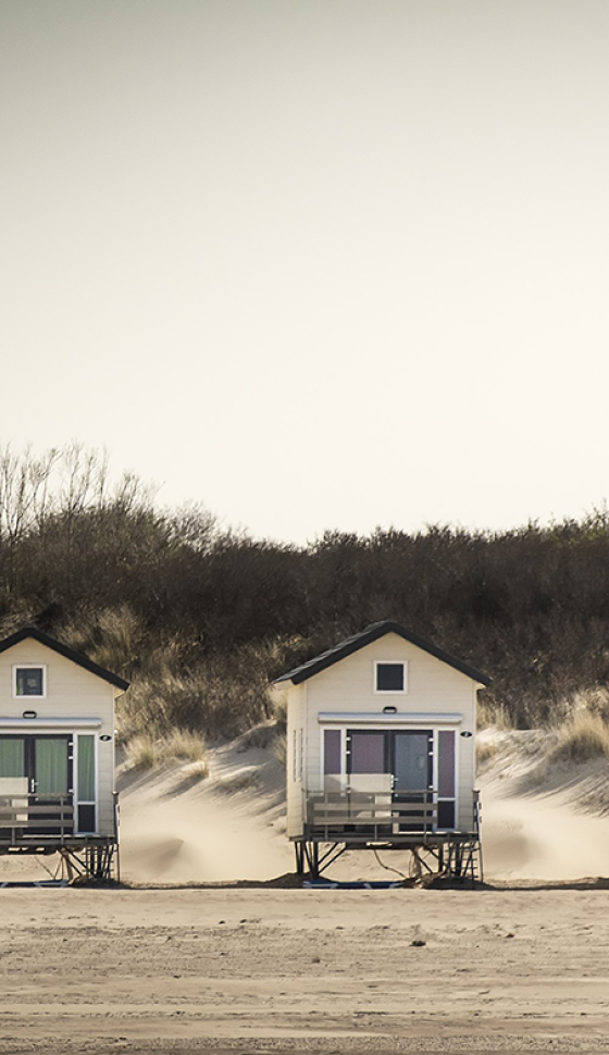 Strandhuisjes aan zee op het strand van Vrouwenpolder in Zeeland