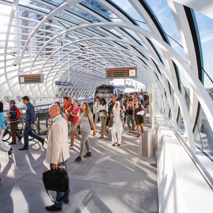 Reizigers komen met de tram aan op Station Den Haag CS