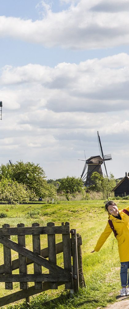 Kinderdijk met toeristen die foto's maken