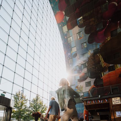 Dame loopt in Markthal Rotterdam