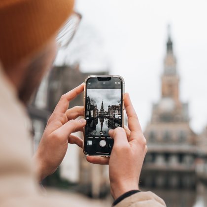 Persoon maakt een foto van de Waag in Alkmaar