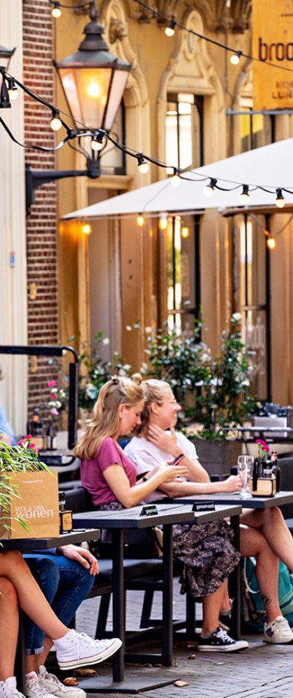 Bezoekers op terras aan de Mariaplaats Utrecht