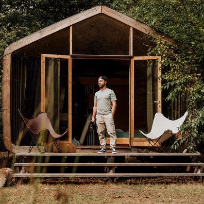 Bezoeker in huisje Cabiner in het bos