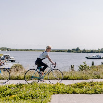 Koppel fiets langs het Lauwersmeer
