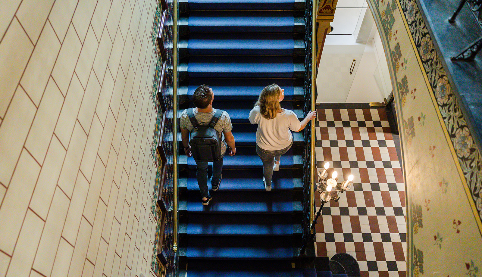 Bezoekers lopen de trap op bij Drents Museum