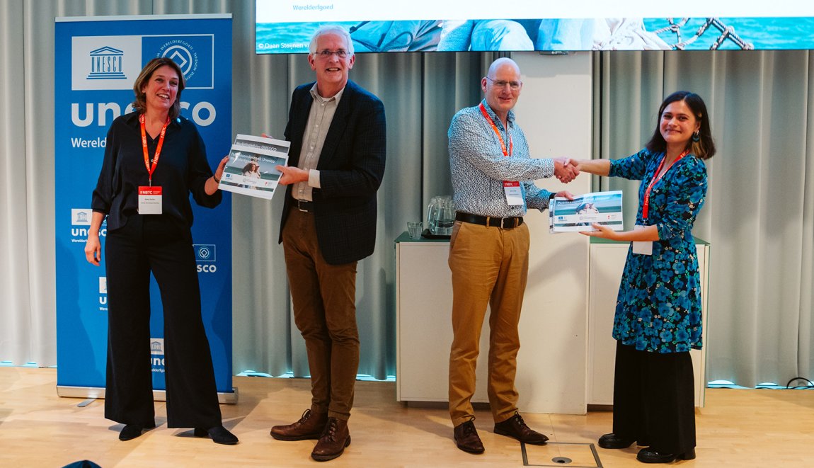 Overhandiging Publieksonderzoek en Marketingadvies UNESCO Werelderfgoed tijdens Kennisbijeenkomst 'Werelderfgoed Samen Zichtbaar'