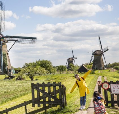 Kinderdijk met toeristen die foto's maken