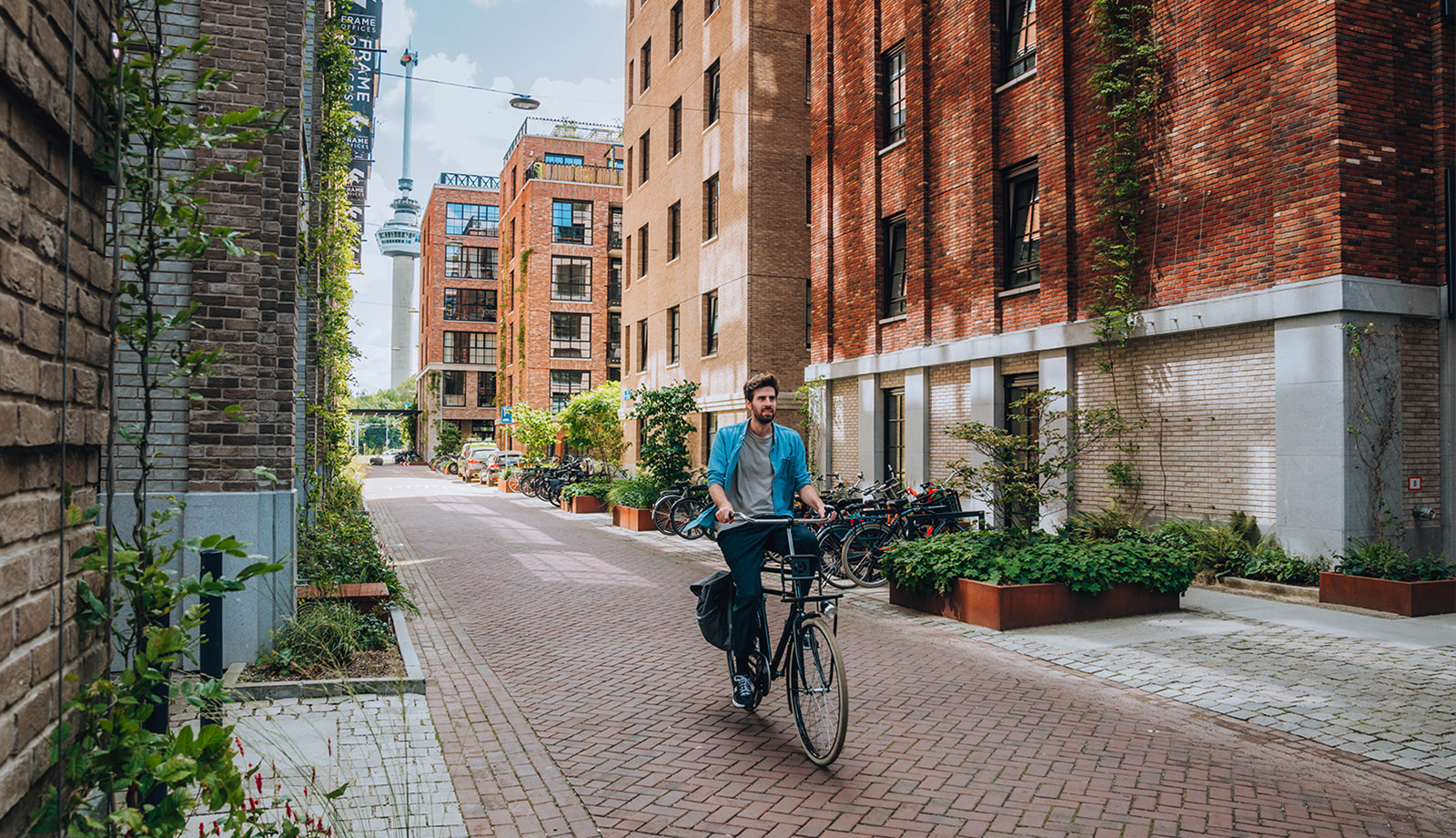 Lior Steinberg fietst door Rotterdam
