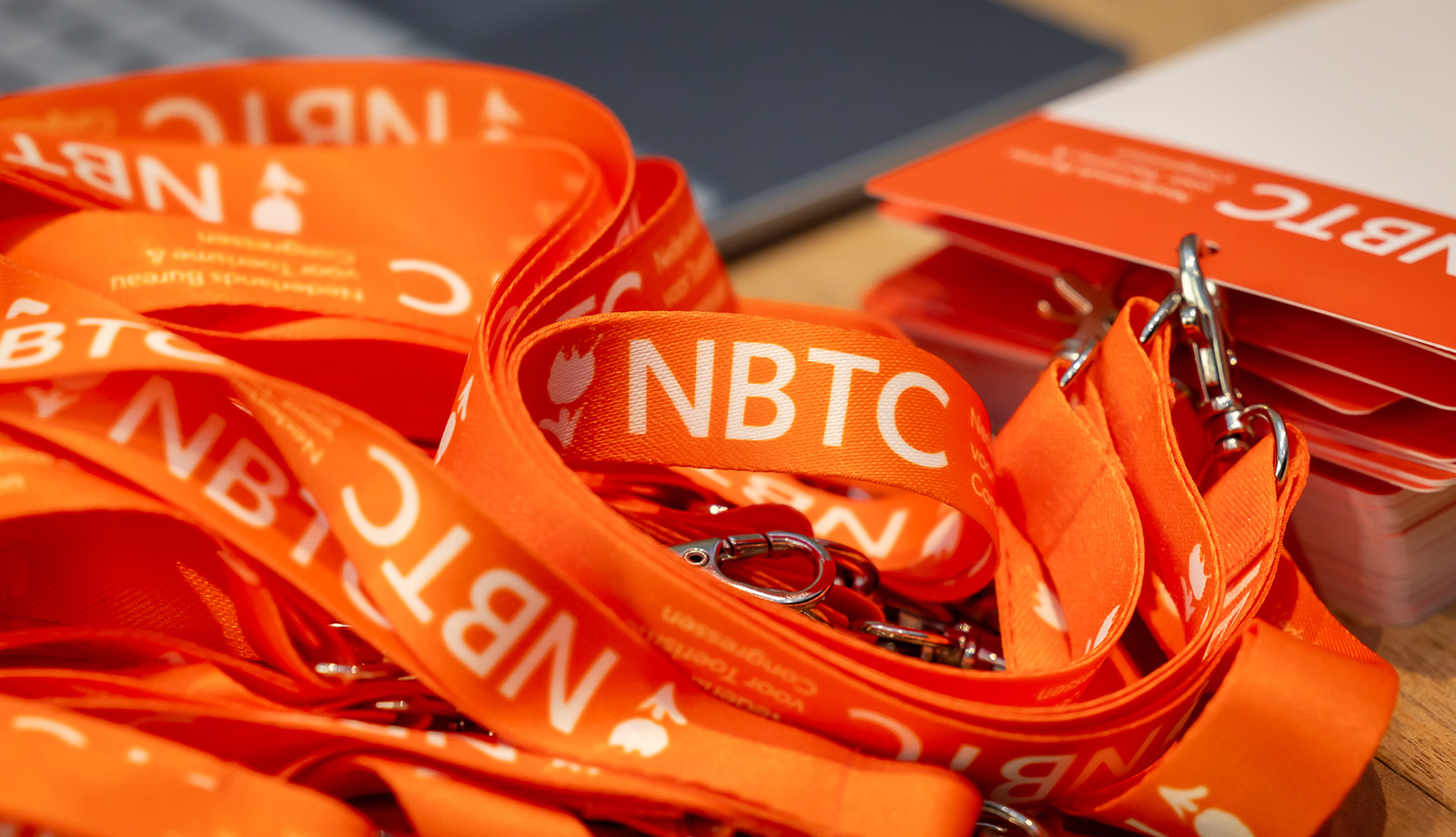 NBTC badges met oranje keycord NBTC badges met oranje keycord
