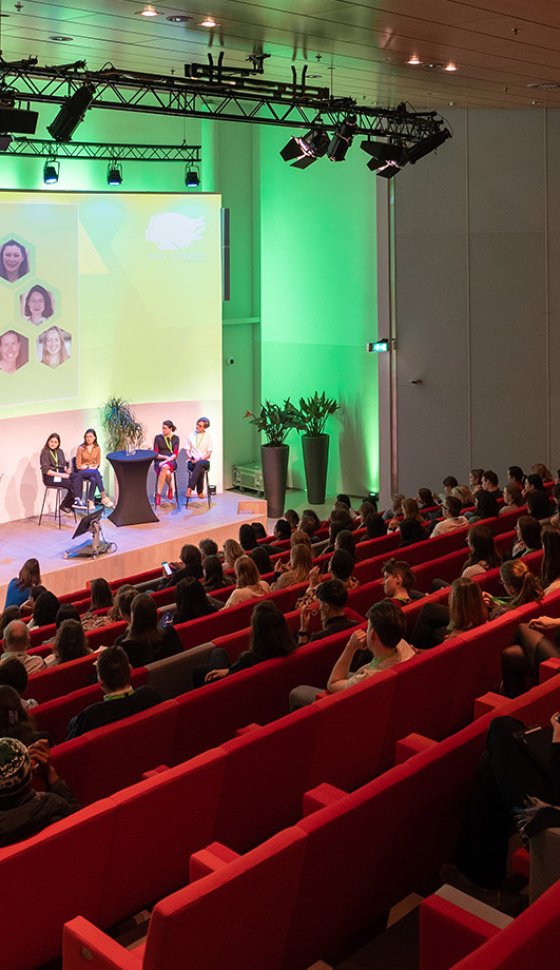 Deelnemers tijdens een internationaal congres in een Nederlandse congreslocatie