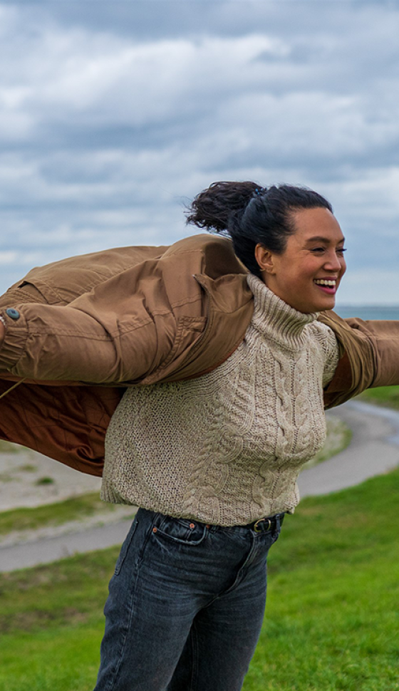 Vrouw leunt tegen de wind