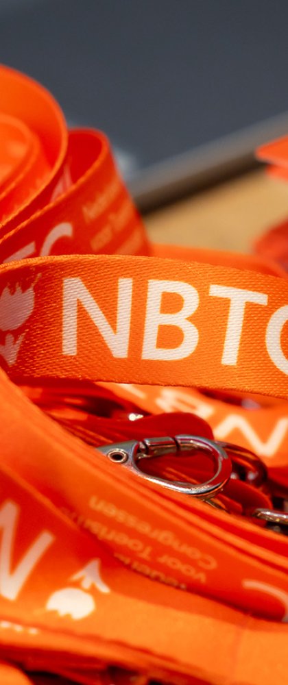 NBTC badges met oranje keycord 