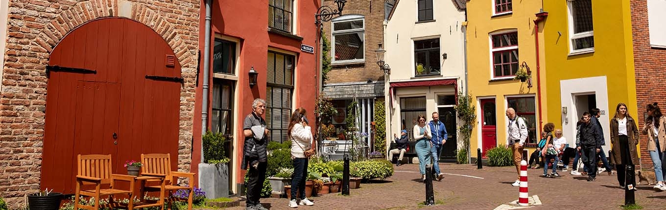 Bergkwartier Deventer gekleurde huisjes en bezoekers