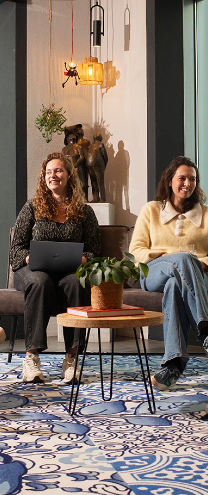 Werken bij NBTC collega's in de lounge 