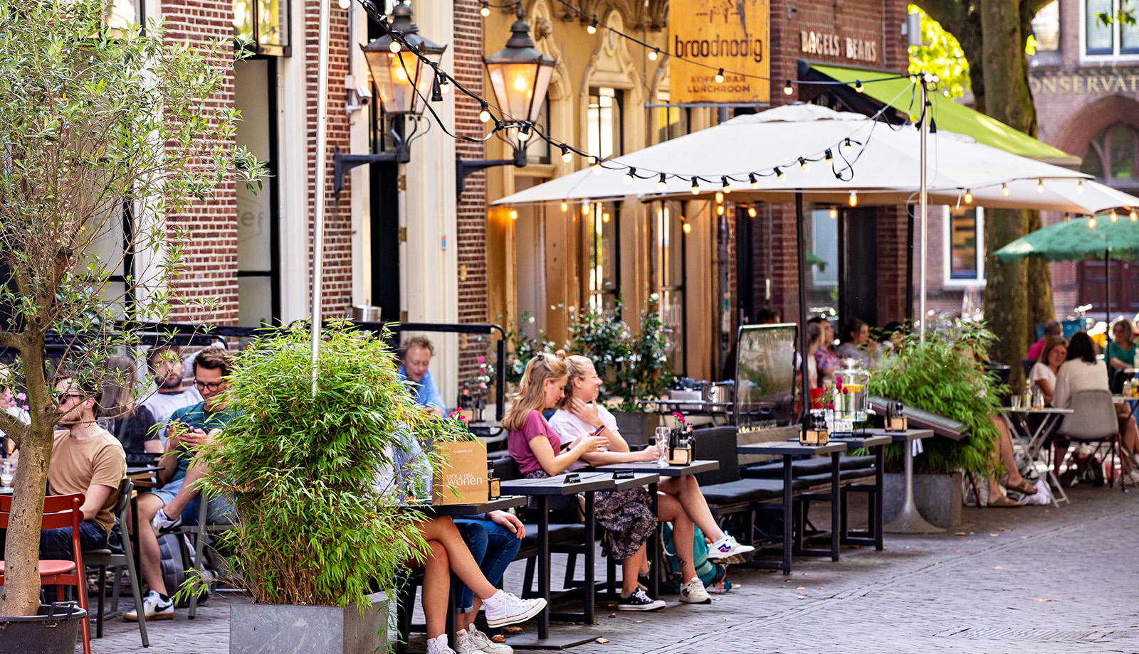 Bezoekers op terras aan de Mariaplaats Utrecht