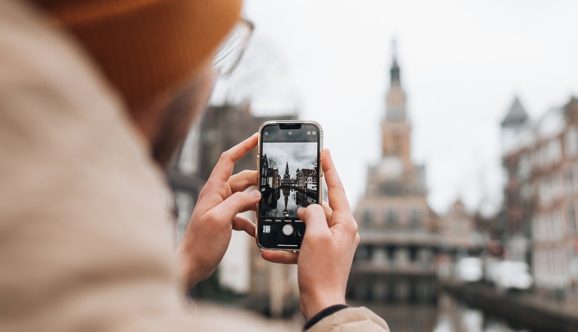 Persoon maakt een foto van de Waag in Alkmaar