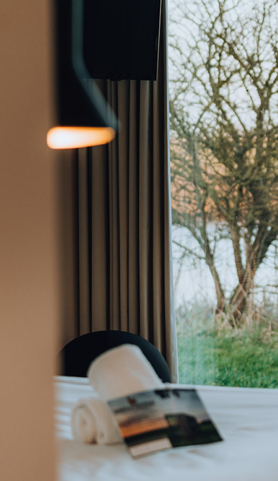 Interieur accommodatie met uitzicht op natuur
