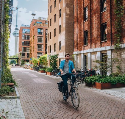 Lior Steinberg fietst door Rotterdam