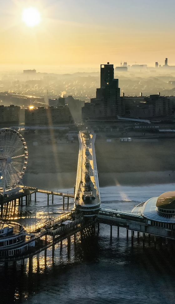 Dronefoto over Scheveningen bij zonsopkomst