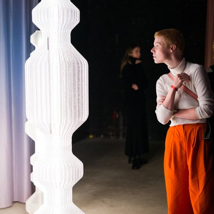 DDW Dame met oranje broek Centre Kazerne MagneticMoment