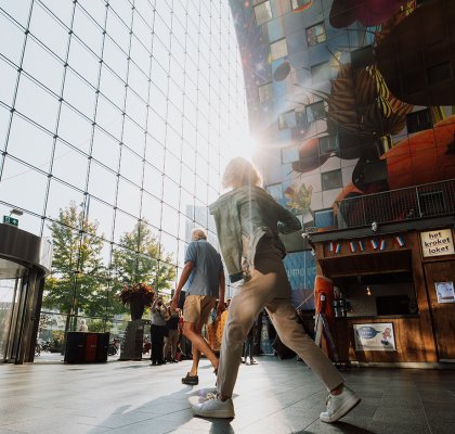 Dame loopt in Markthal Rotterdam 