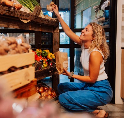 Agrotoerisme, dame doet boodschappen in streekwinkel Hannink's Dientje Enschede