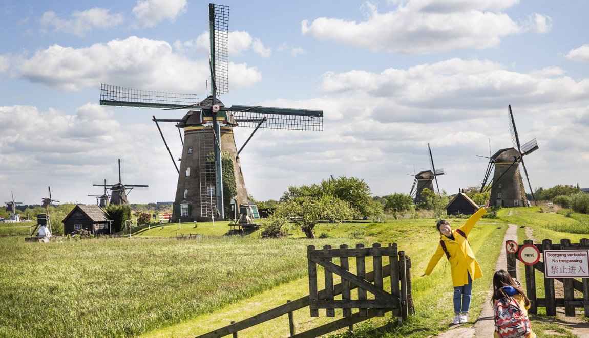 Kinderdijk met toeristen die foto's maken