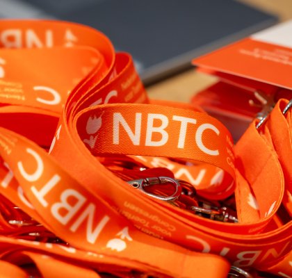 NBTC badges met oranje keycord 