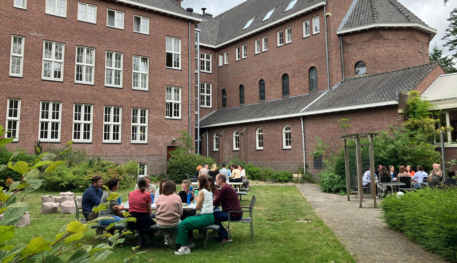 NBTC ALL brainstorm in de binnentuin