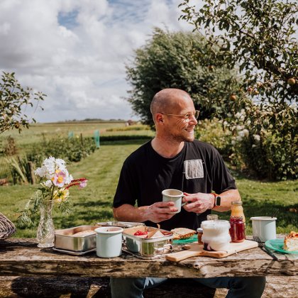 Genieten van streekproducten bij het Zuiderkrib dijkhuisje in Kraggenburg, Flevoland