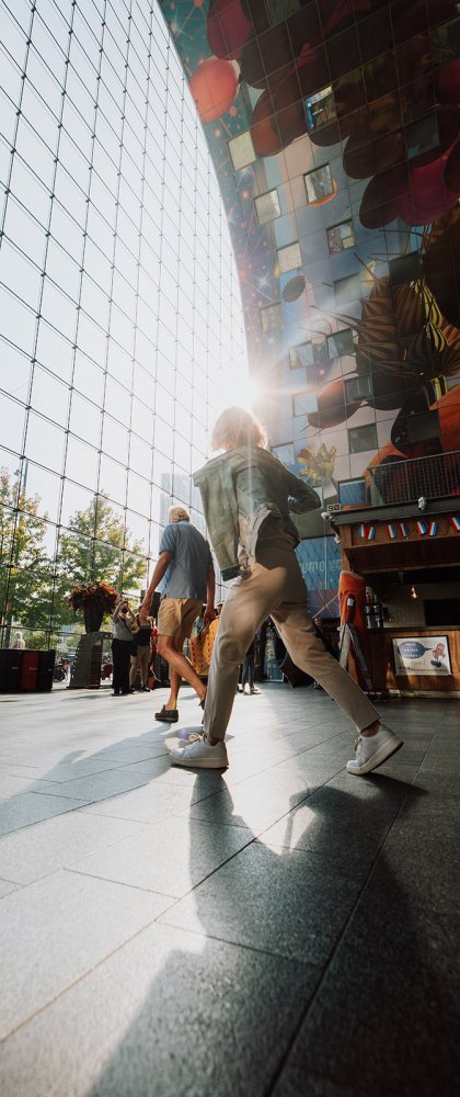 Dame loopt in Markthal Rotterdam 