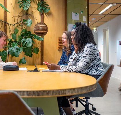 Overleg in het kantoor van The Hague Humanity Hub