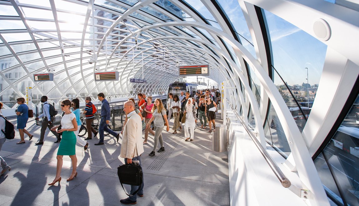 Reizigers komen met de tram aan op Station Den Haag CS Reizigers komen met de tram aan op Station Den Haag CS