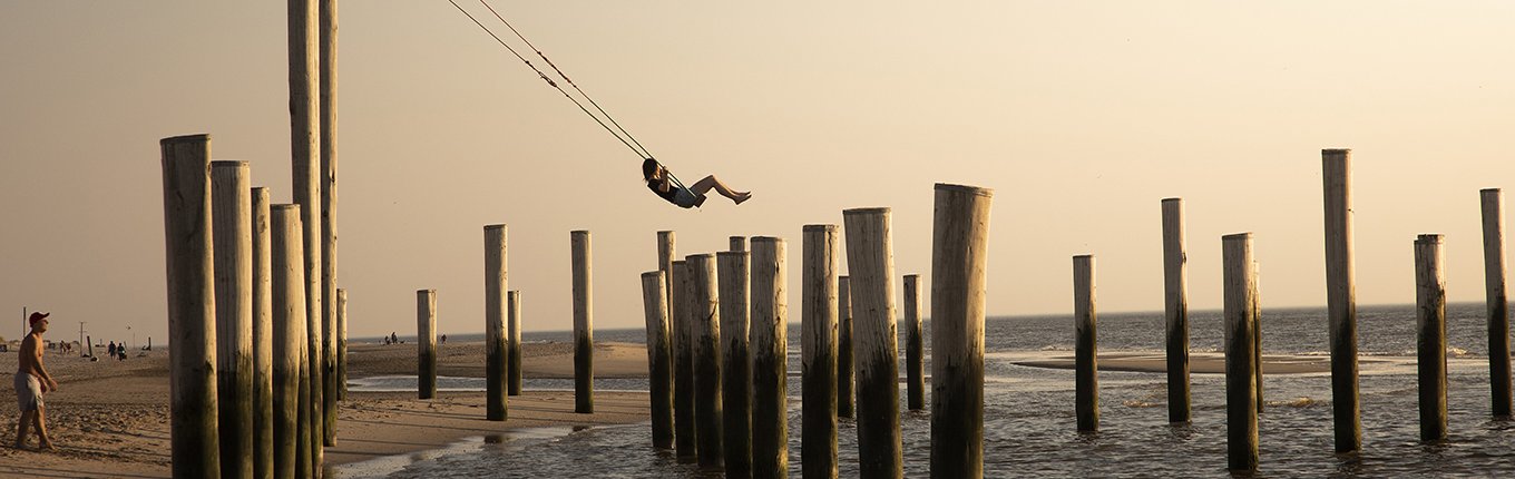 Schommel tussen palen op het strand in Petten Schommel tussen palen op het strand in Petten