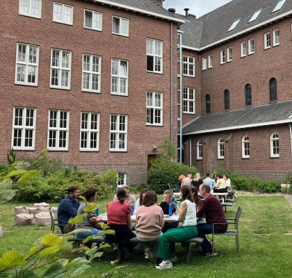 NBTC ALL brainstorm in de binnentuin
