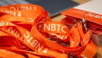 NBTC badges met oranje keycord 